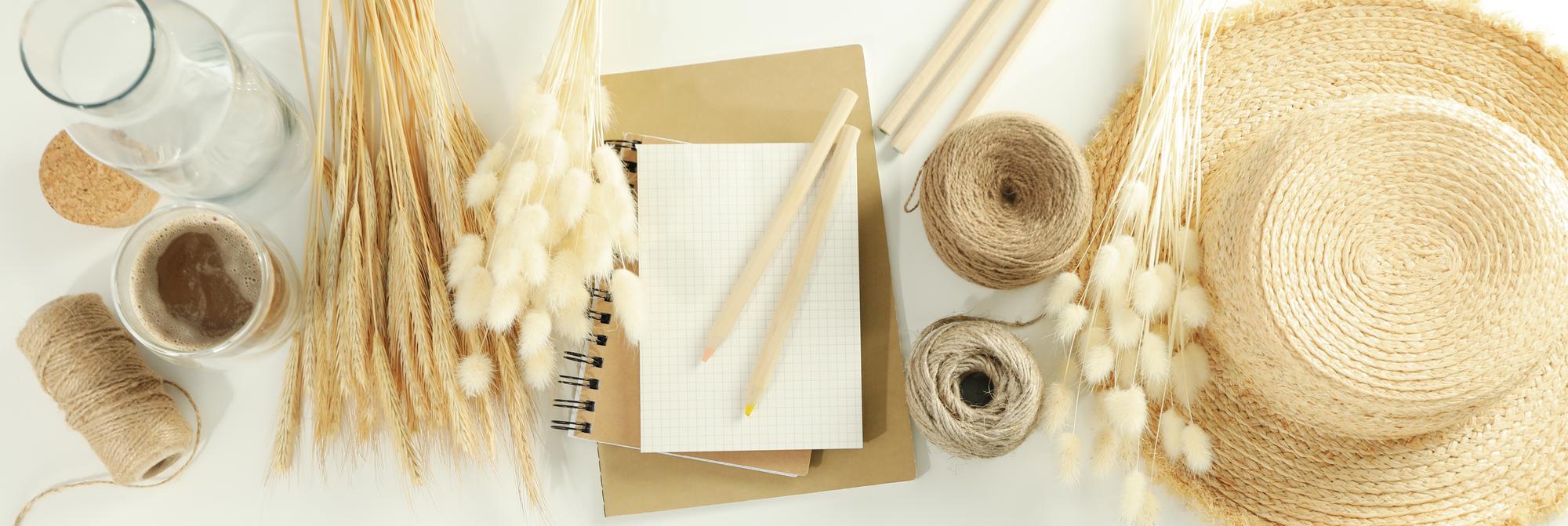 Interno della bottega con tavolo da lavoro e luci calde